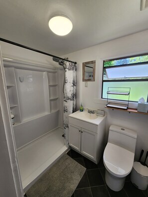 Shower, hair dryer, towels, soap - Cozy North Seattle Bungalow Fenced yard, Near I-5 & Light Rail Downtown MTR<R (Seattle)