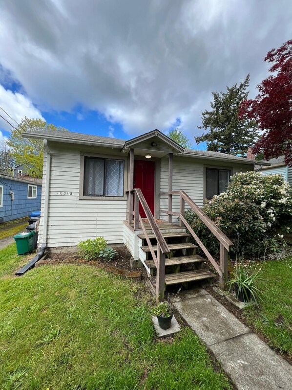 Exterior - Cozy North Seattle Bungalow Fenced yard, Near I-5 & Light Rail Downtown MTR<R (Seattle)