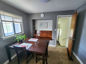 Dining - Cozy North Seattle Bungalow Fenced yard, Near I-5 & Light Rail Downtown MTR<R (Seattle)