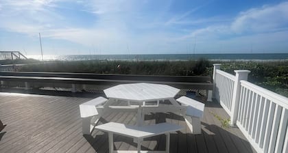 Oceanfront Home, Best Location: Walk to Town, 4 Bed/3 Bath, Pet Friendly!