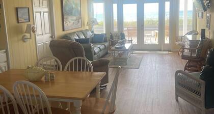 Oceanfront Home, Best Location: Walk to Town, 4 Bed/3 Bath, Pet Friendly!