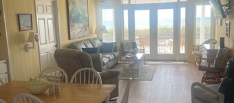 Oceanfront Home, Best Location: Walk to Town, 4 Bed/3 Bath, Pet Friendly!
