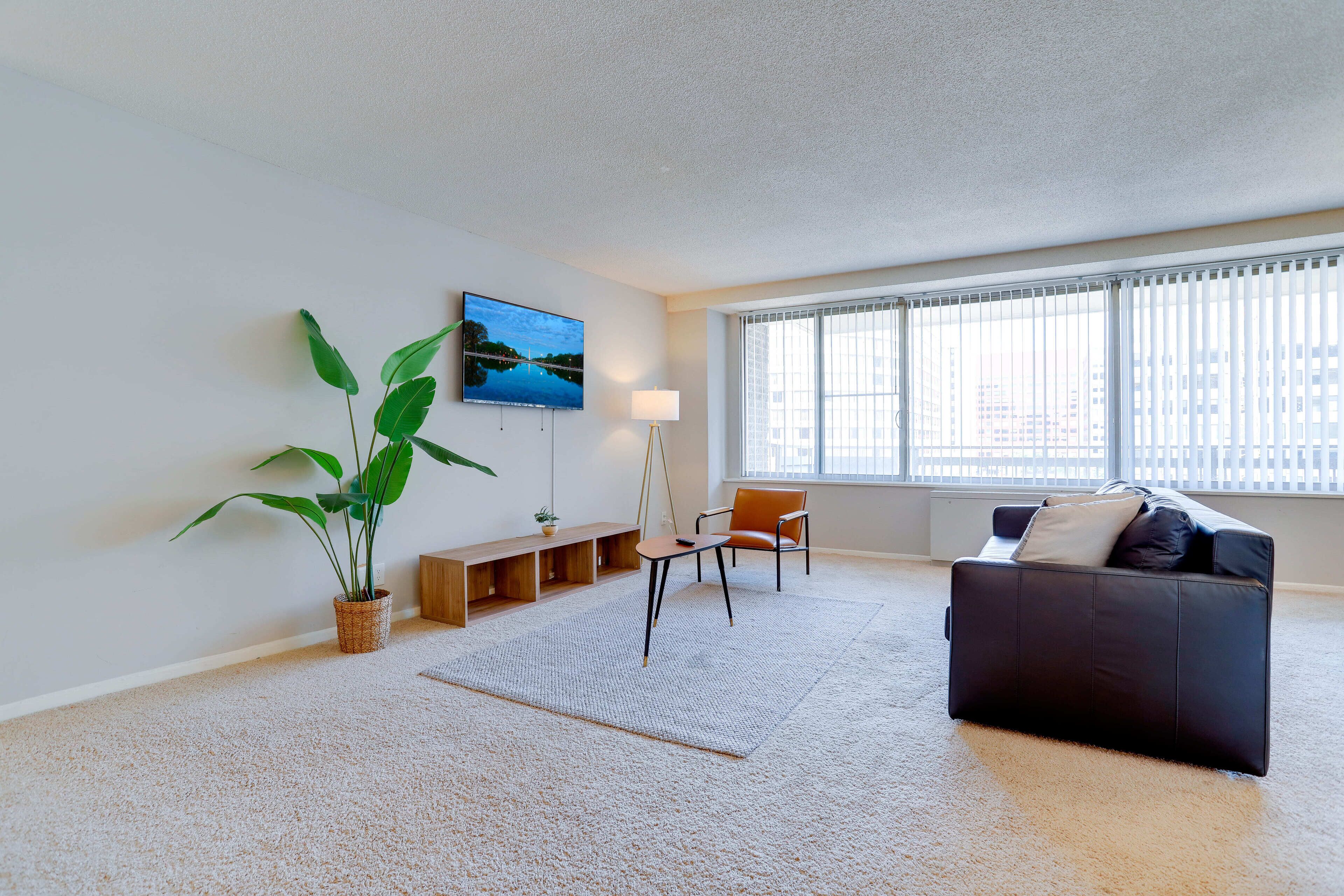 Business-Apartment, Balkon, Stadtblick | Wohnbereich | 50-Zoll-Smart-TV mit Kabelempfang