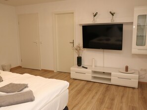 1 bedroom, individually furnished, bed sheets - Essen Garden Hideaway (Essen)