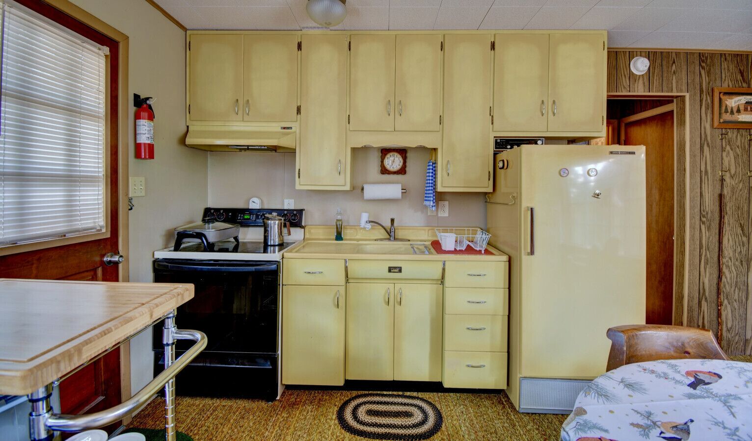 Coffee/tea maker, fridge, oven, stovetop