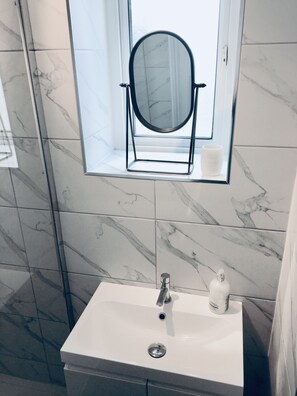 Shower, hair dryer, towels, soap - LUNA LOFT STYLE APARTMENT, ST IVES, CORNWALL 
includes private parking 

 (St Ives)