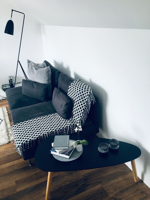 TV - LUNA LOFT STYLE APARTMENT, ST IVES, CORNWALL 
includes private parking 

 (St Ives)