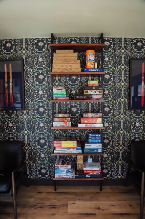 تلفزيون ذكي بحجم 40-بوصة يعرض قنوات تلفزيونية رقمية