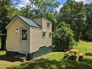 Outdoor dining - Sleeps up to 2, electric, water, kitchenette, full bathroom, air conditioned/heated. (Illinois City)