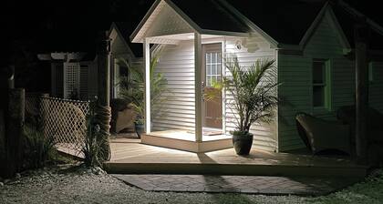 COTTAGE BLUEFISH on Chincoteague Island! A cozy island getaway -NEW REMODEL
