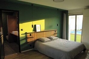 4 quartos, ferros/tábuas de passar roupa, berço de viagem