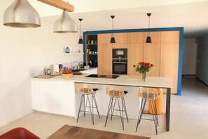 Kylskåp, mikrovågsugn, ugn och spishäll