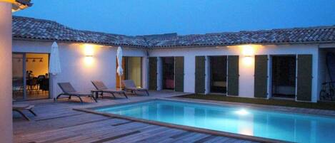 Una piscina al aire libre, una piscina climatizada