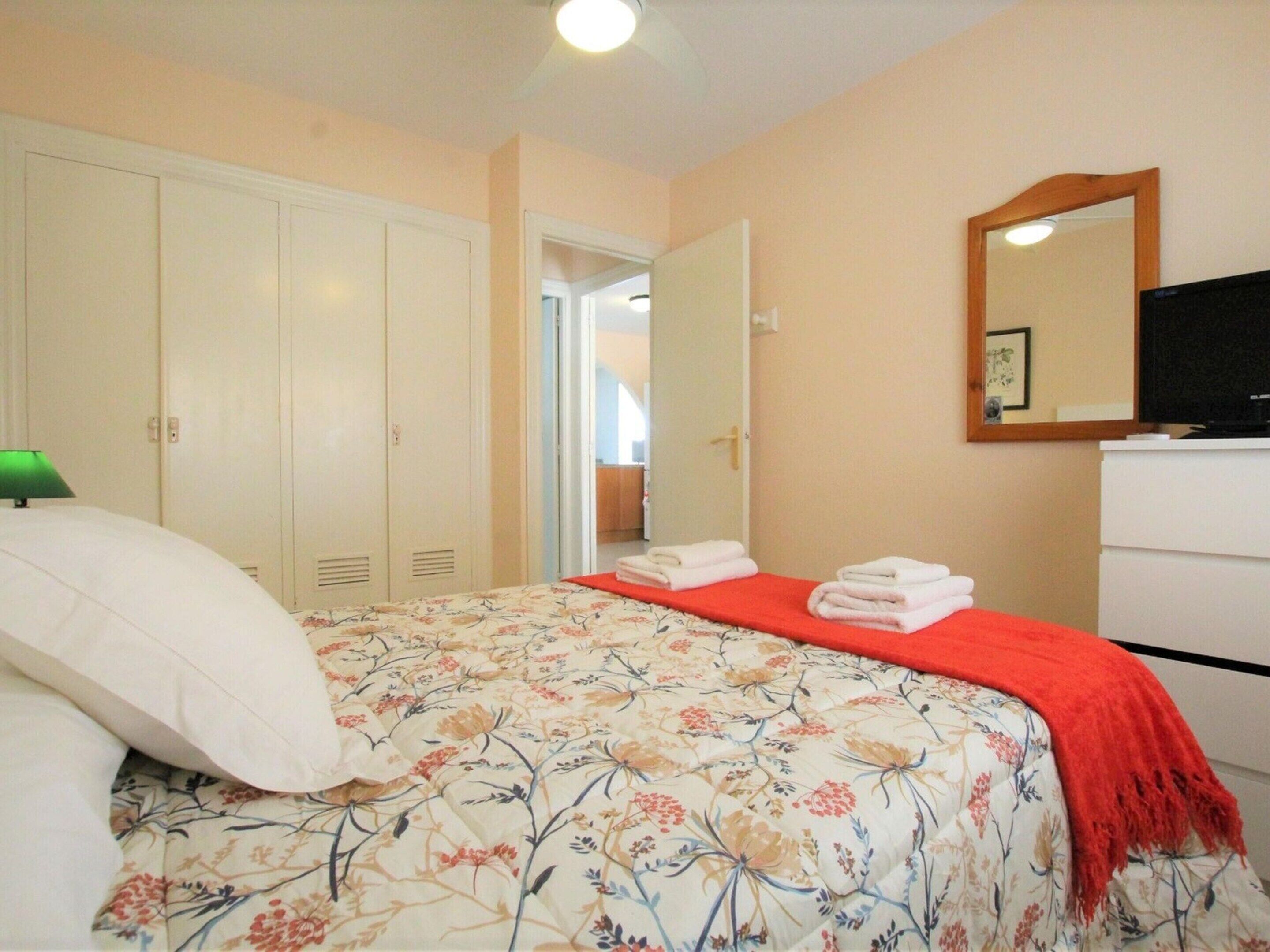 1 bedroom, bed sheets