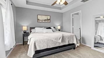 3 dormitorios, escritorio, tabla de planchar con plancha y cuna de viaje