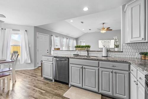 Weekday Spring Deals ~ Near Dyess ~Pets OK~ Sleeps 8 ~ 5 Stars ~ Spacious ~Clean