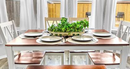Weekday Fall Deals ~ Near Dyess ~Dogs OK~ Sleeps 8 ~ 5 Stars ~ Spacious ~Clean