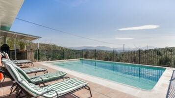 Casa | Piscina | Una piscina cubierta, una piscina al aire libre