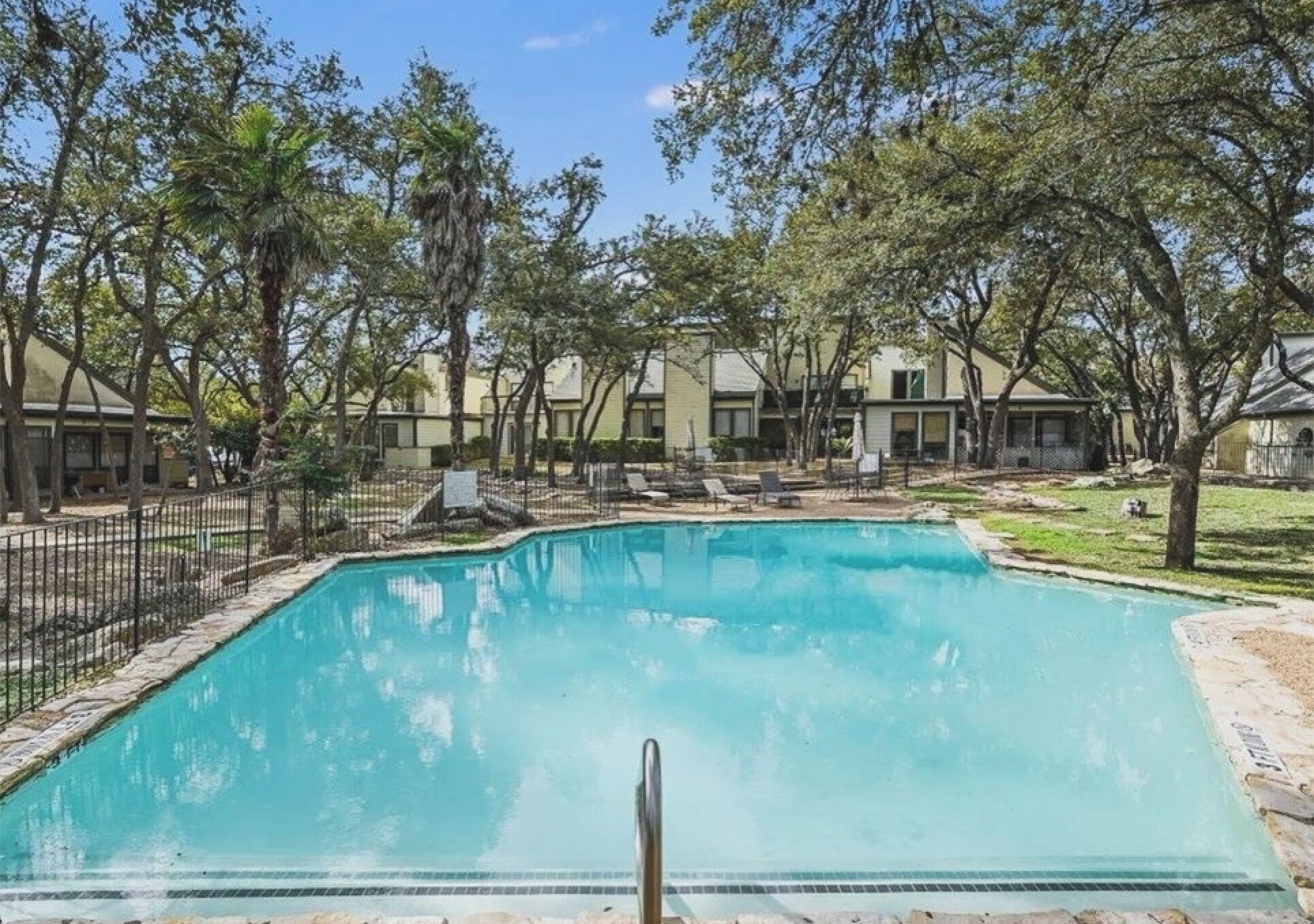 Roomy 3bed/2bath by Lake Travis with community pool, pets welcome! 