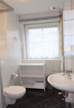 House | Bathroom - Wattloper Left Modern Retreat (Wittmund)