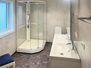 House | Bathroom - 8 Person Holiday Home in Bremanger (Bremanger)