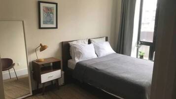 2 soverom, safe på rommet, strykejern/-brett og reiseseng for barn