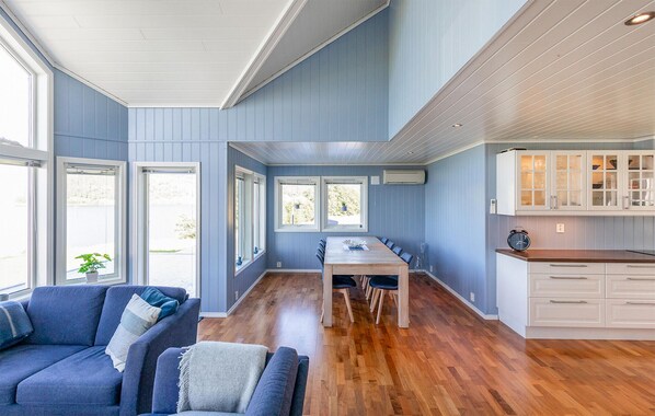 Interior - 5 bedroom lovely home in ølensvåg (Ølensvåg)