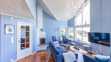 Smart TV, fireplace