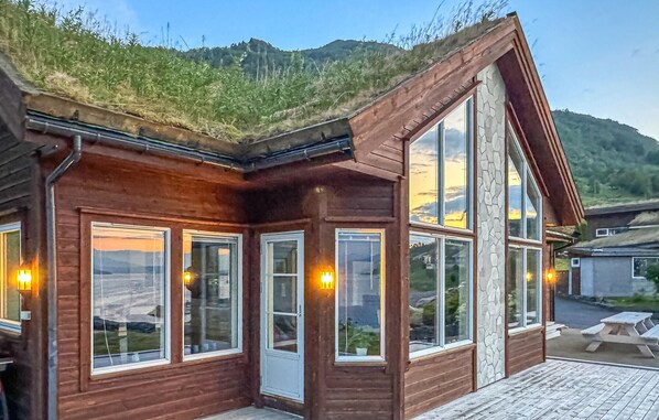 Exterior detail - 5 bedroom lovely home in ølensvåg (Ølensvåg)