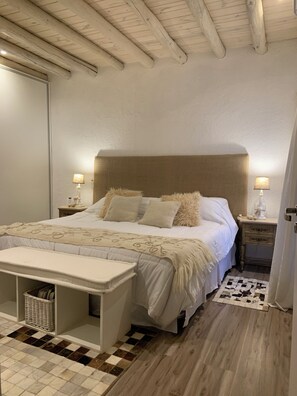 2 slaapkamers, een minibar, individueel gedecoreerd