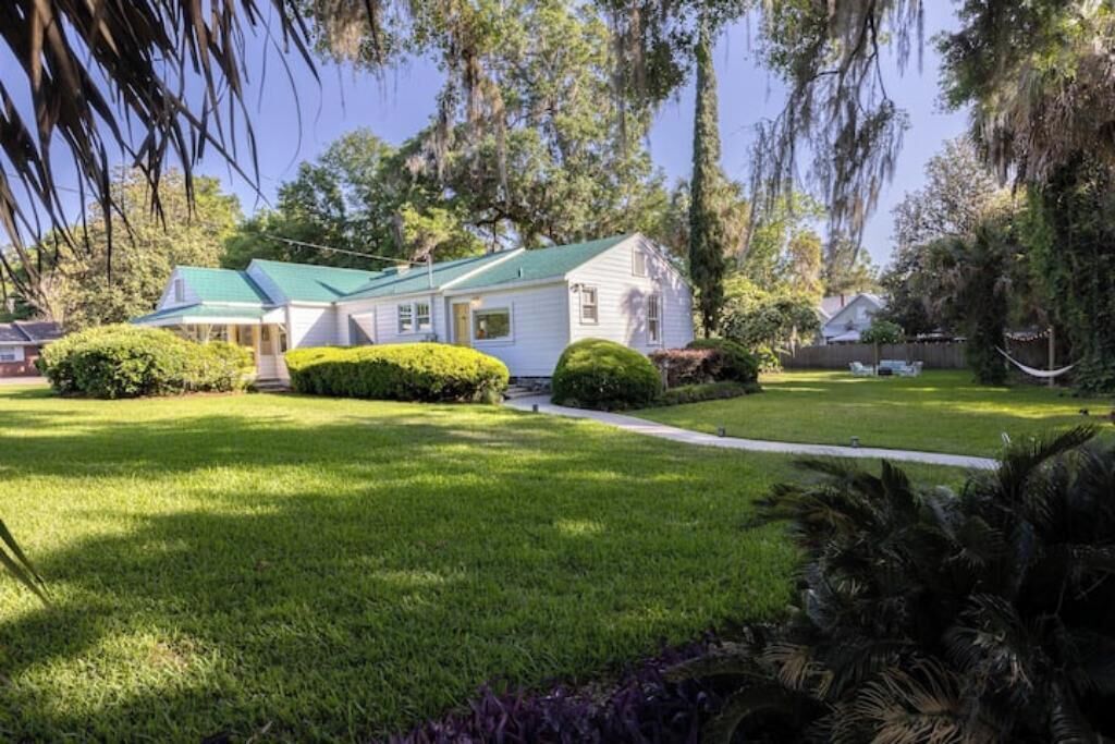 Stunning home 12 mins to Ginnie Springs! Top-rated High Springs Home. In Town!