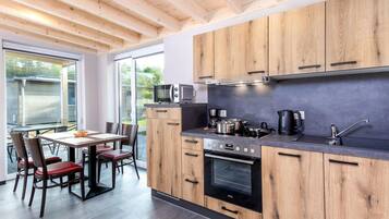 Bungalow | Dapur peribadi | Cerek elektrik, kerusi tinggi