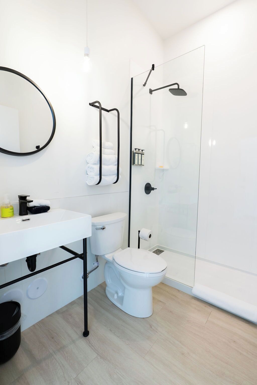 Een moderne badkamer met toilet, wastafel en douche.