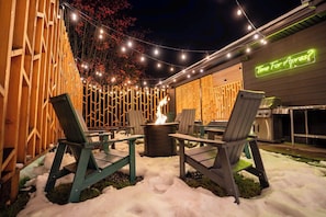 BBQ/picnic area - Gravity Haus Revelstoke (Revelstoke)