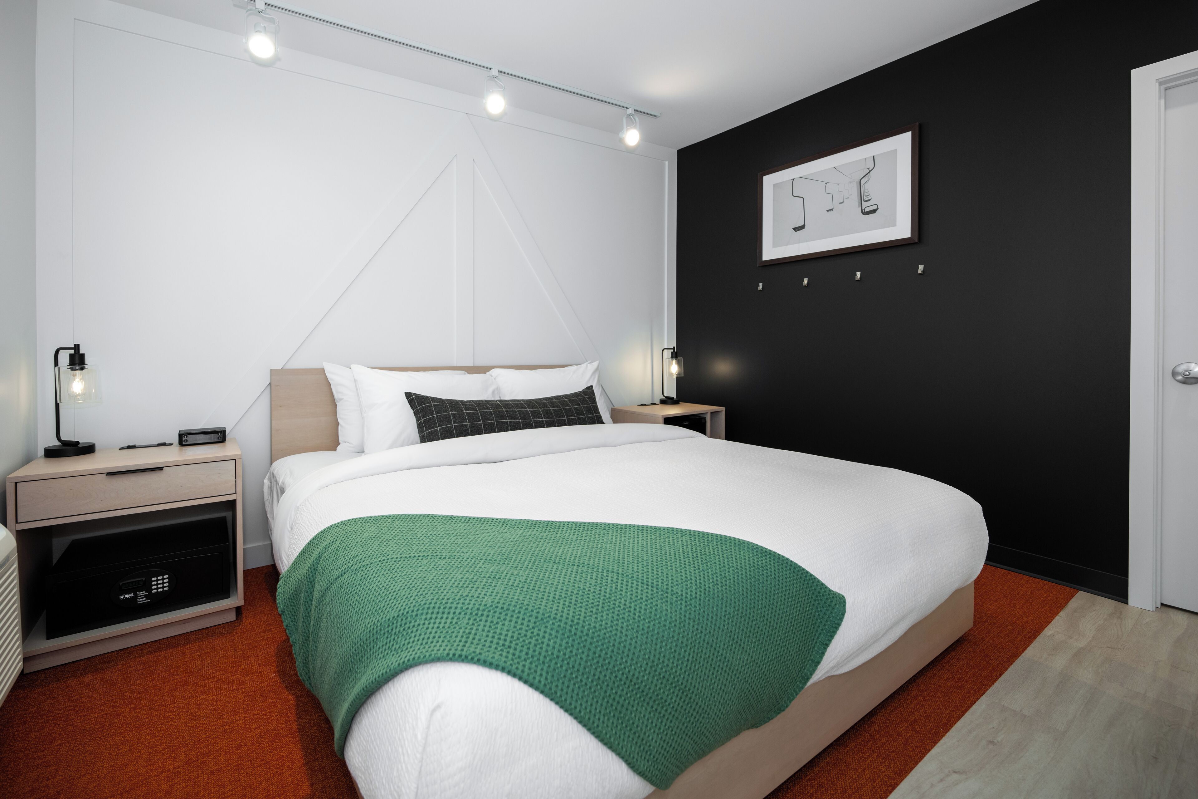 Standard Room, 1 King Bed, Balcony, Mountain View | Free WiFi, bed sheets