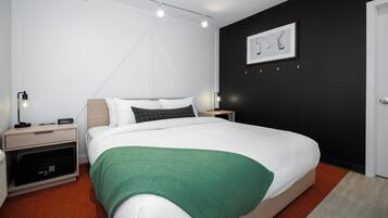 Standard Room, 1 King Bed, Balcony, Mountain View | Free WiFi, bed sheets