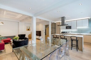 Interior - The Buckingham & Lloyds Apartment (London)