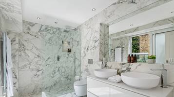 Doccia, asciugacapelli, asciugamani, shampoo