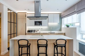 Kühlschrank, Mikrowelle, Ofen, Geschirrspüler