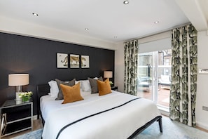 3 bedrooms, in-room safe, iron/ironing board, travel cot - The Buckingham & Lloyds Apartment (London)