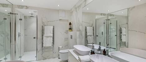 Een douche, een haardroger, handdoeken, shampoo