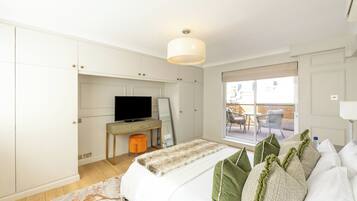 2 bedrooms, in-room safe, iron/ironing board, free WiFi