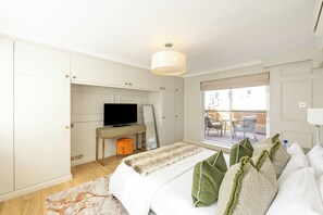 2 soveværelser, pengeskab på værelset, strygejern/strygebræt