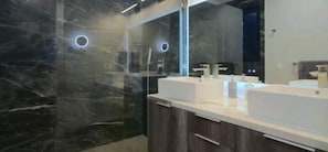 Dusche, Haartrockner, Handtücher