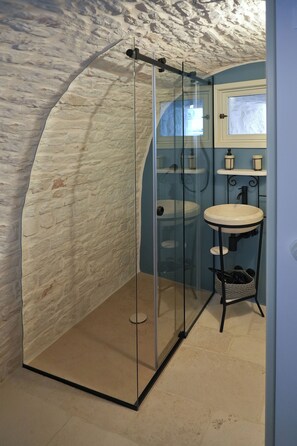 Shower, hair dryer, bidet, towels - 3 Bedroom Private vacation home in Alberobello (Alberobello)