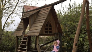A wooden playhouse with a ladder and a swing. - Black-headed Gull Comfortable Holiday Residence (Dranske)
