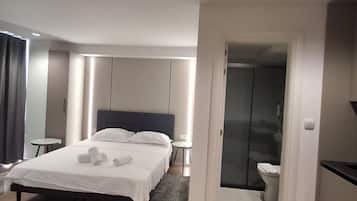 Standard Studio | Blackout drapes, soundproofing, iron/ironing board, free WiFi