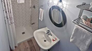 Cabaña clásica | Baño | Regadera y toallas