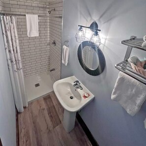 Klassiek huisje | Badkamer | Een douche, handdoeken