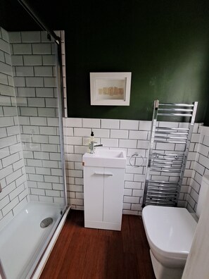 Dusche, umweltfreundliche Kosmetikartikel, Haartrockner, Handtücher